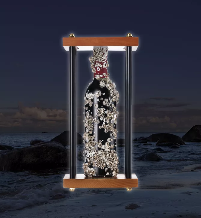 結合美酒與工藝的限量佳品，每款禮盒都有專屬序號，並隨盒附贈編號銅牌與充電線，飲酒後還能將瓶身作為獨特燈飾。